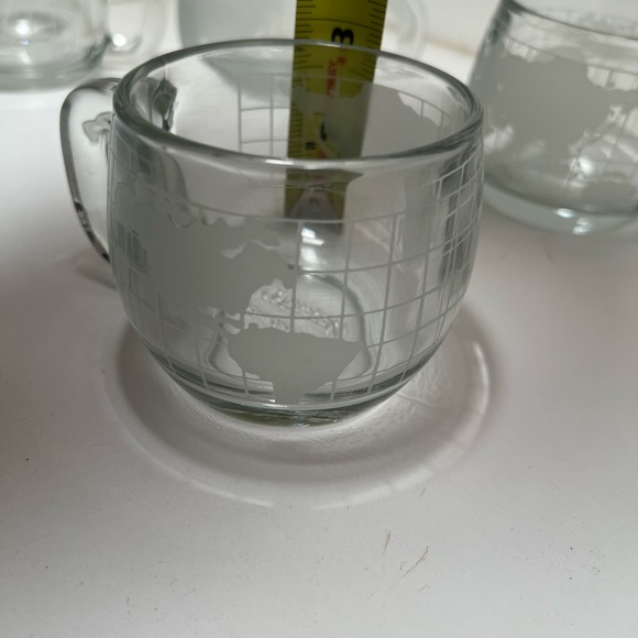 Vintage glass coffee mugs with etched world map. Set of 4 - Picture 5 of 6